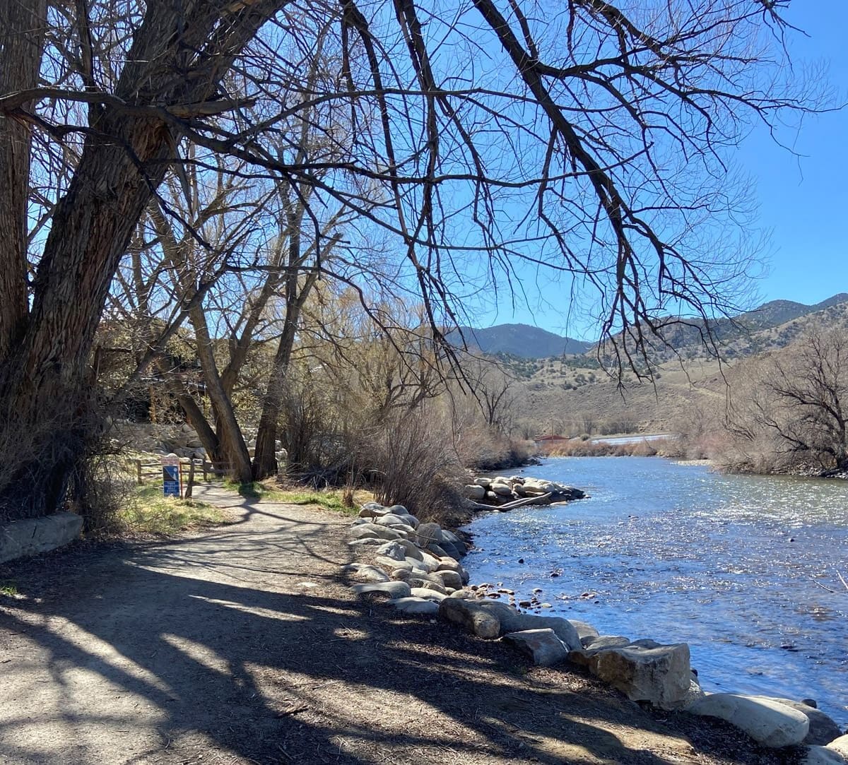 Woodland Motel – Downtown Salida Colorado Motel Hotel - southern view of the arkansas river